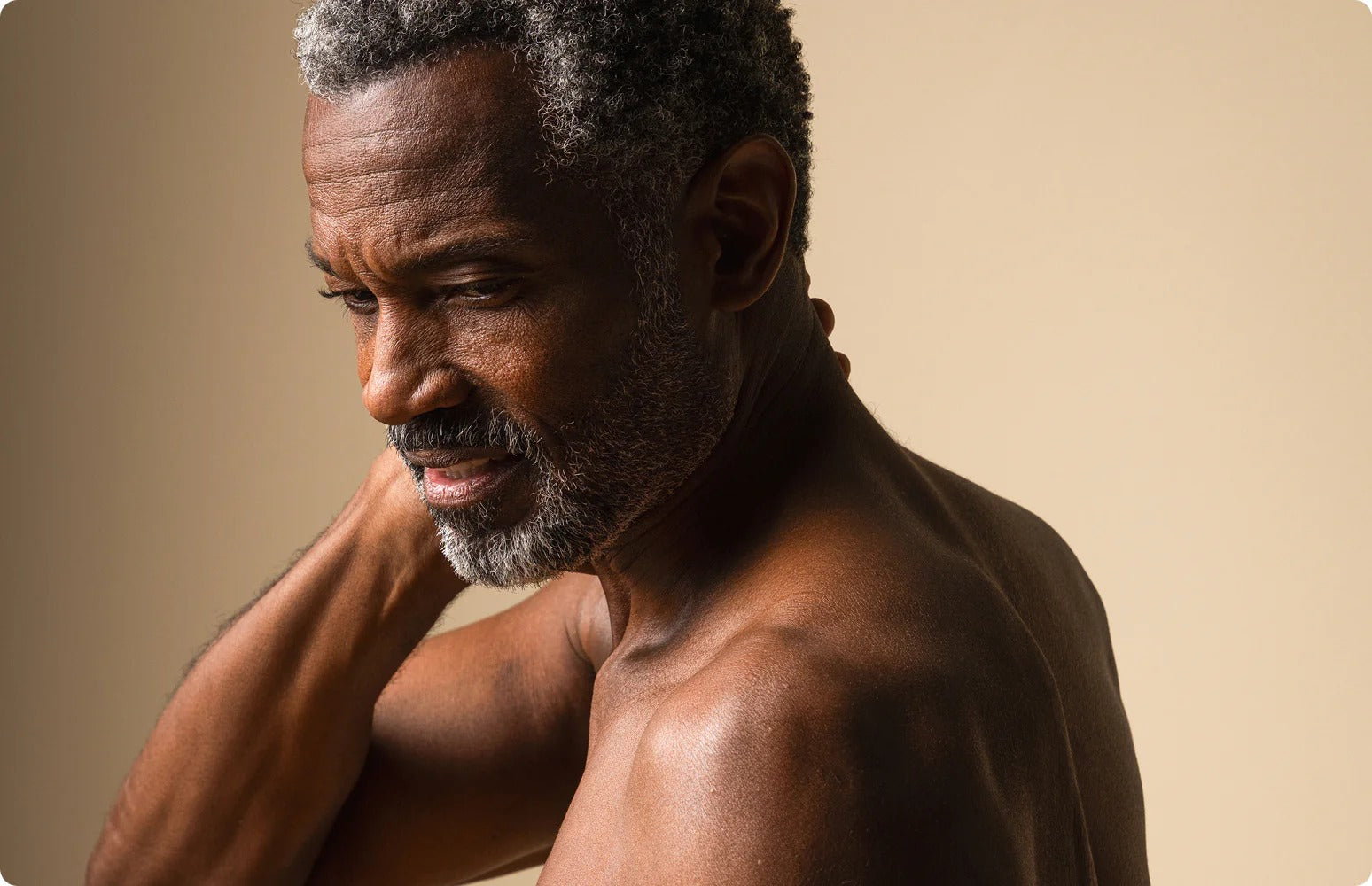 ¿Qué causa el dolor y la rigidez de cuello?